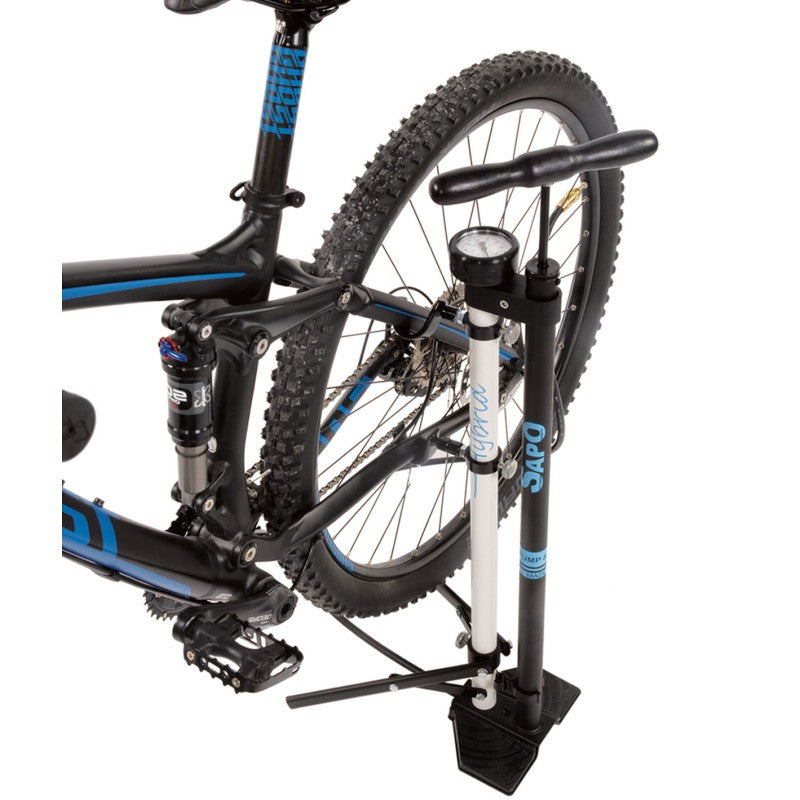 Sapo Pompa da pavimento HYBRID con manometro 63mm, cavalletto pieghevole, protez in gomma e raccordo Jet 16 bar / 232 psi